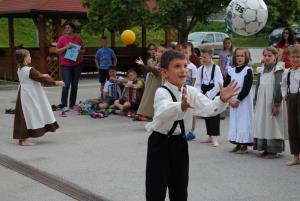 Druženje otrok s stanovalci Centra starejših 5
